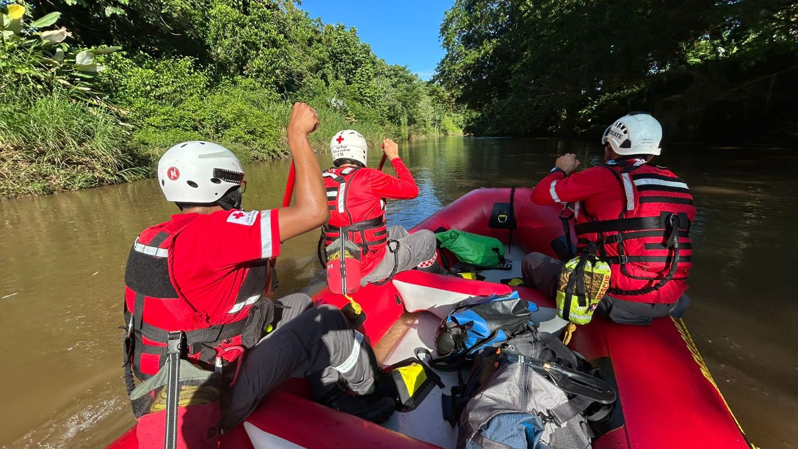 Un joven de 19 años desapareció al ser arrastrado por una cabeza de agua en el río Arenal, en Pocosol, San Carlos. Foto: Cruz Roja