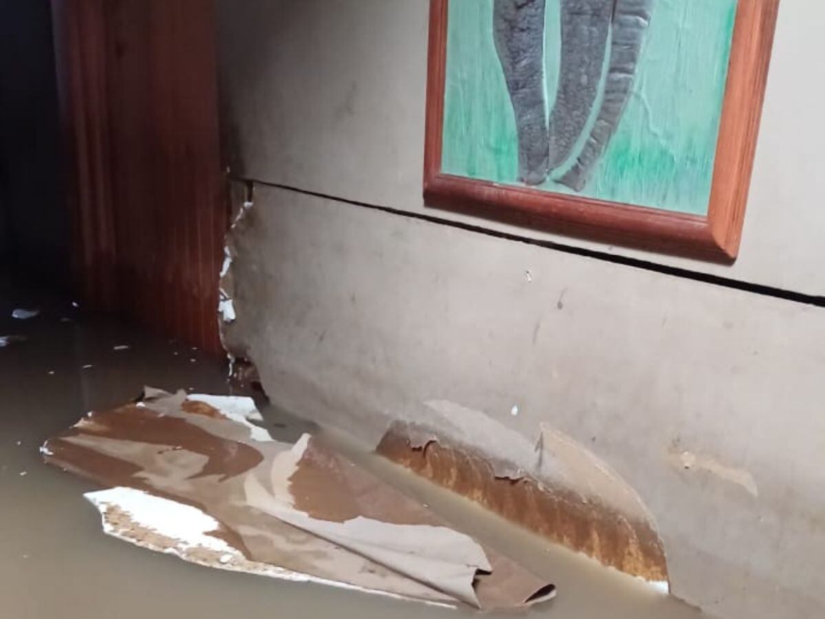 Así quedó la casita de doña María de los Ángeles, con el agua a nivel de las ventanas. Foto: Cortesía.