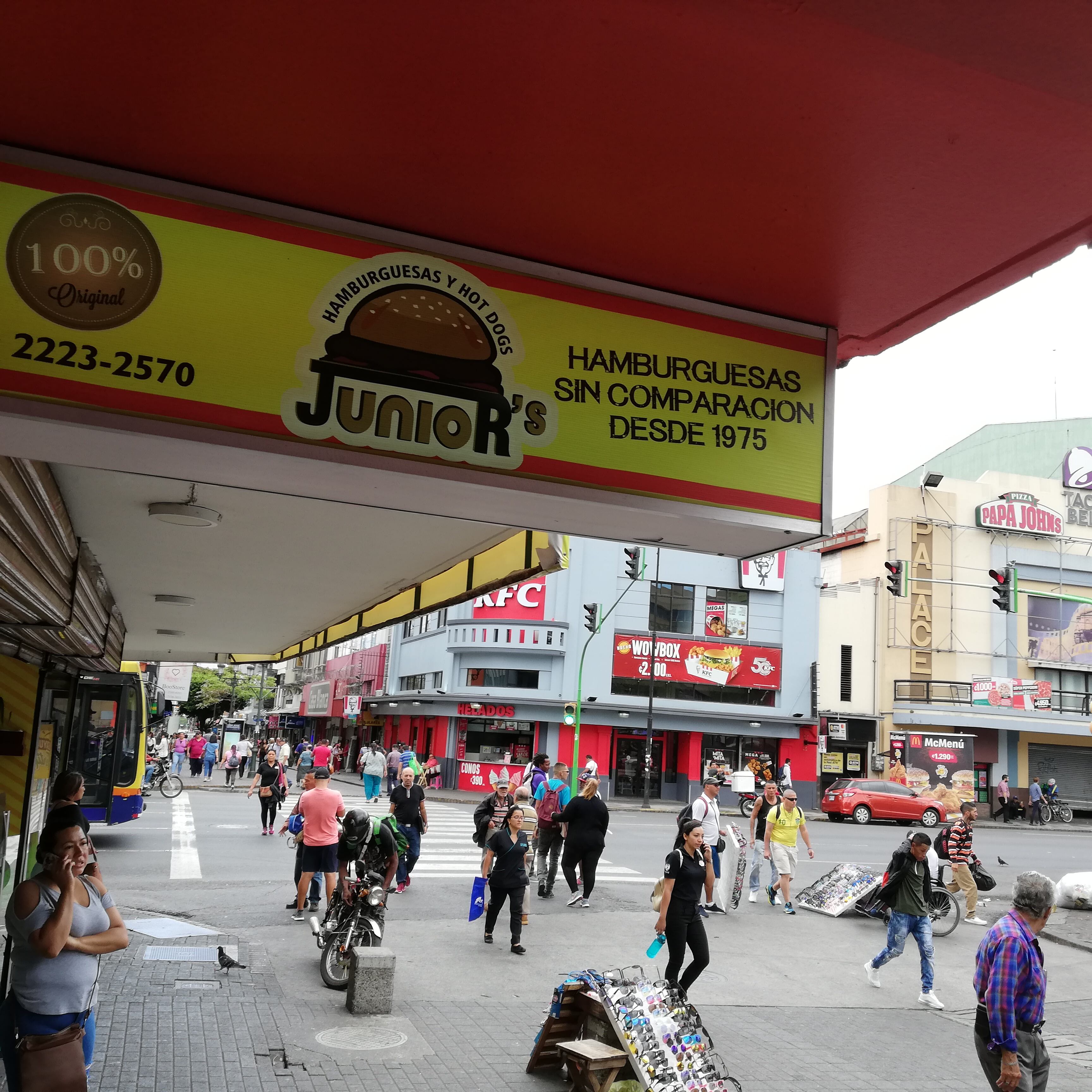 una ventanita llamada Junior’s que va a cumplir 45 años de existencia y desde ya lo celebra de la mejor forma, vendiendo su especialidad, hamburguesas