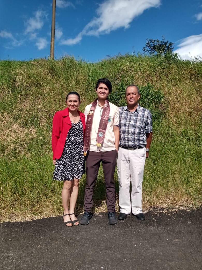 En Barranca de Naranjo, un pueblito escondido en la parte alta de la zona rural alajuelense, donde se respira olor a zacate fresco y la noche se ilumina con estrellas, nació y creció Samuel Villalobos Vargas quien estudia Ingeniería en Biotecnología y está a punto de hacer algo histórico: es el primer estudiante de su carrera y del TEC que irá a realizar su trabajo final de graduación al Instituto Karolinska, en Suecia, donde se define el Premio Nobel de Medicina
