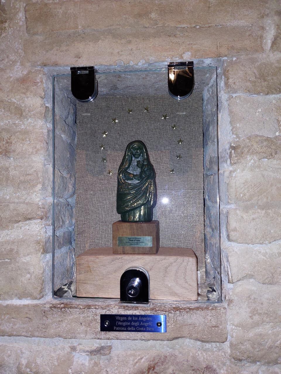 El pasado 10 de julio el escultor costarricense, Luis Alonso Ramírez, estuvo de visita en el Santuario Basílica de Nuestra Señora de los Ángeles en Asís, Italia.