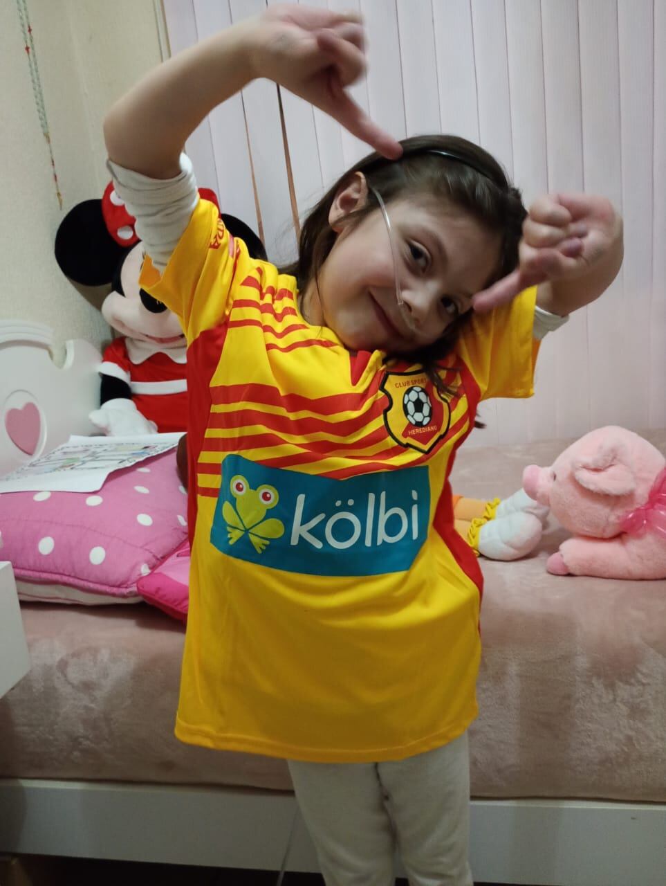 Aa Victoria Araya, aficionada al Herediano, cardiopatía severa