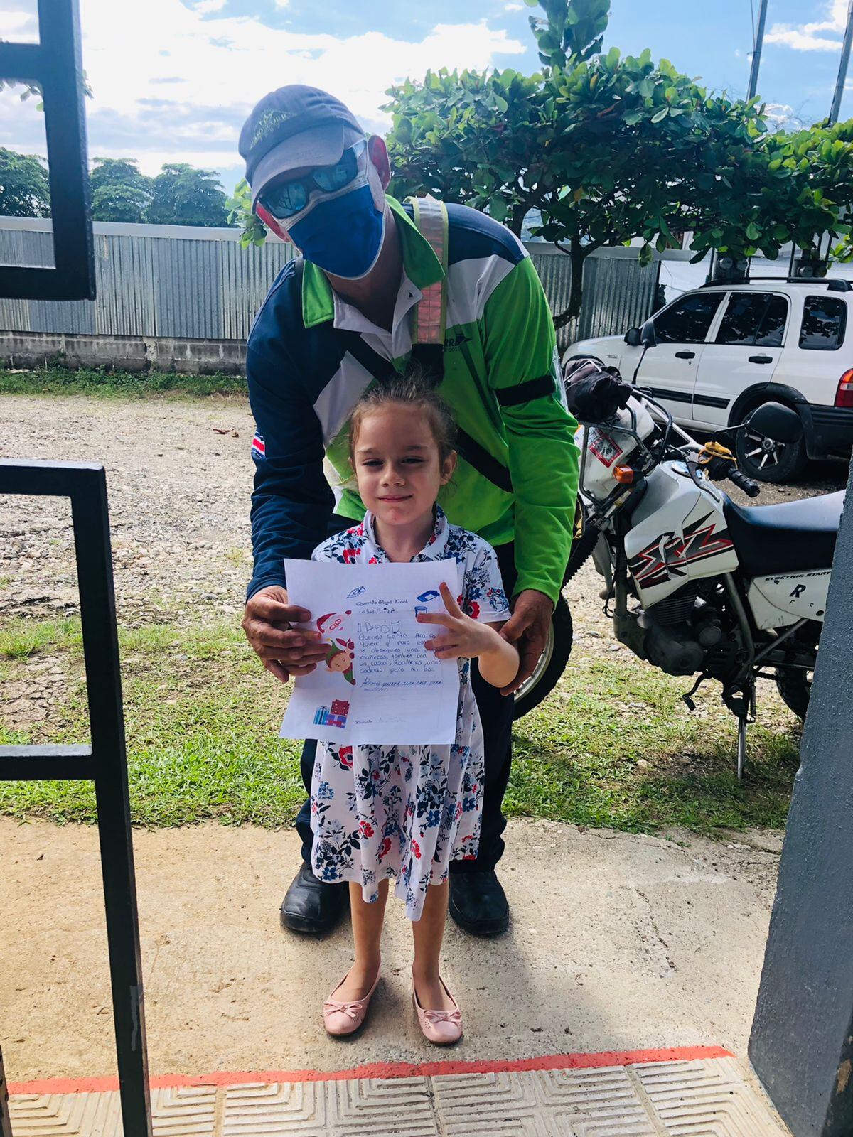 Treinta y cinco niños del Centro de Educación y Nutrición de Golfito (CEN-Golfito), cargados de ilusión y amor le hicieron una bella carta al Niñito Jesús y a Santa, con el fin de recibir regalitos esta Navidad. En la foto la niña Ara Paula Quirós