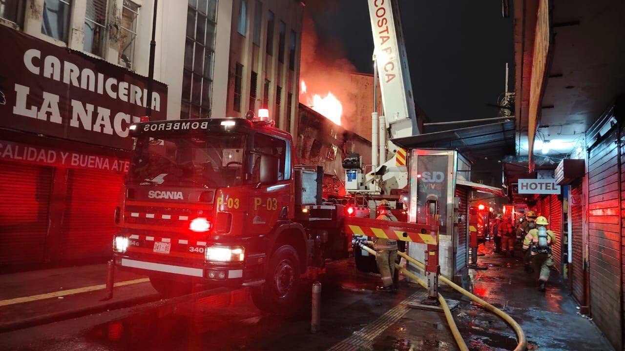 Incendio en edificio en San José centro. Foto: Bomberos