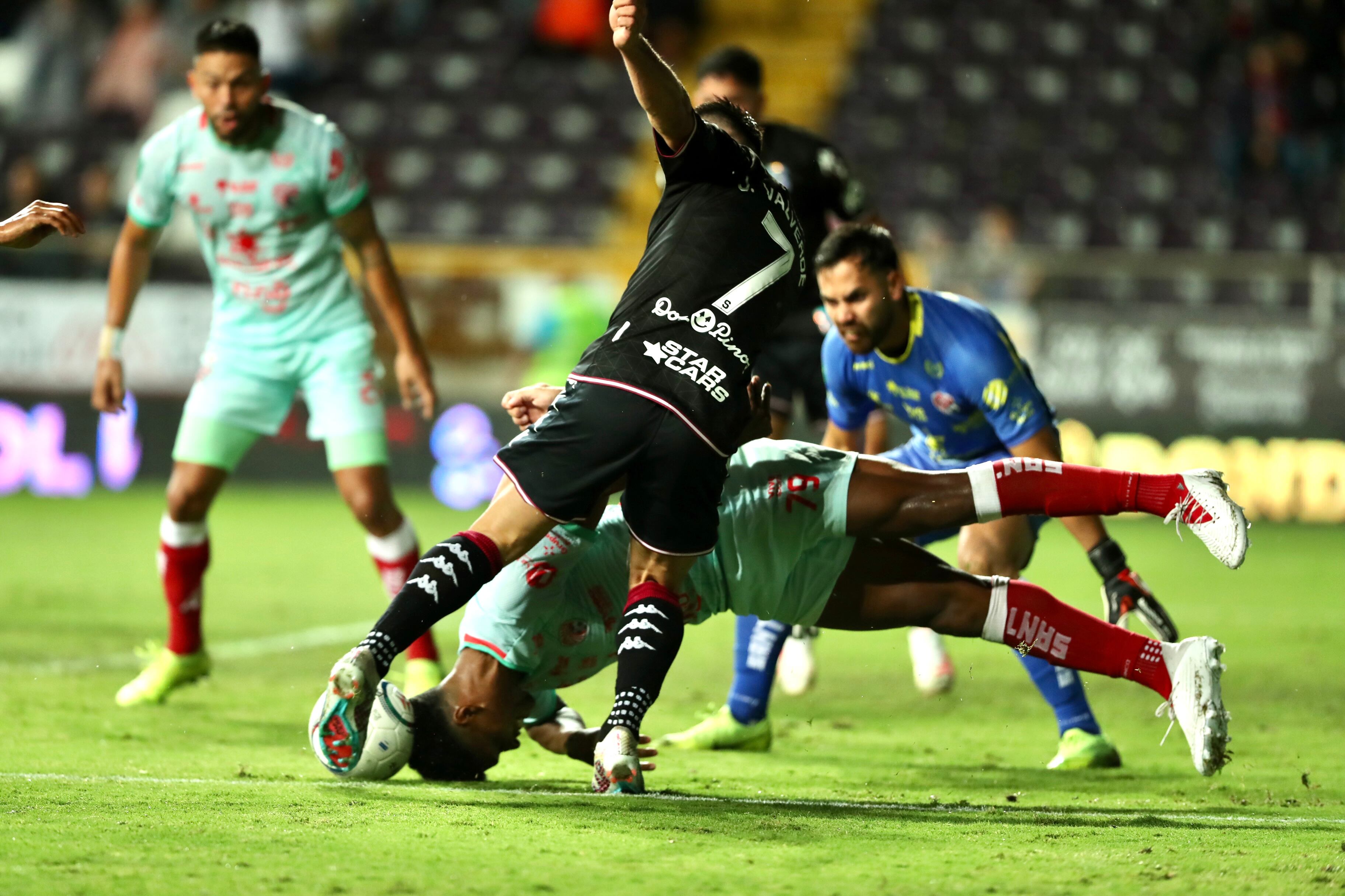 En la jugada de Jeffry Valverde, que va a rematar al marco, no se si es un acto de mucho amor a la camisa del Santos eso que hizo el defensor de tirarse así de cabeza exponiendo su vida.