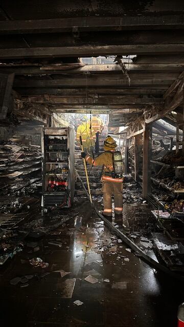 Incendio consumió un supermercado y un gimnasio en Llanos de Santa Lucía, en Paraíso de Cartago.