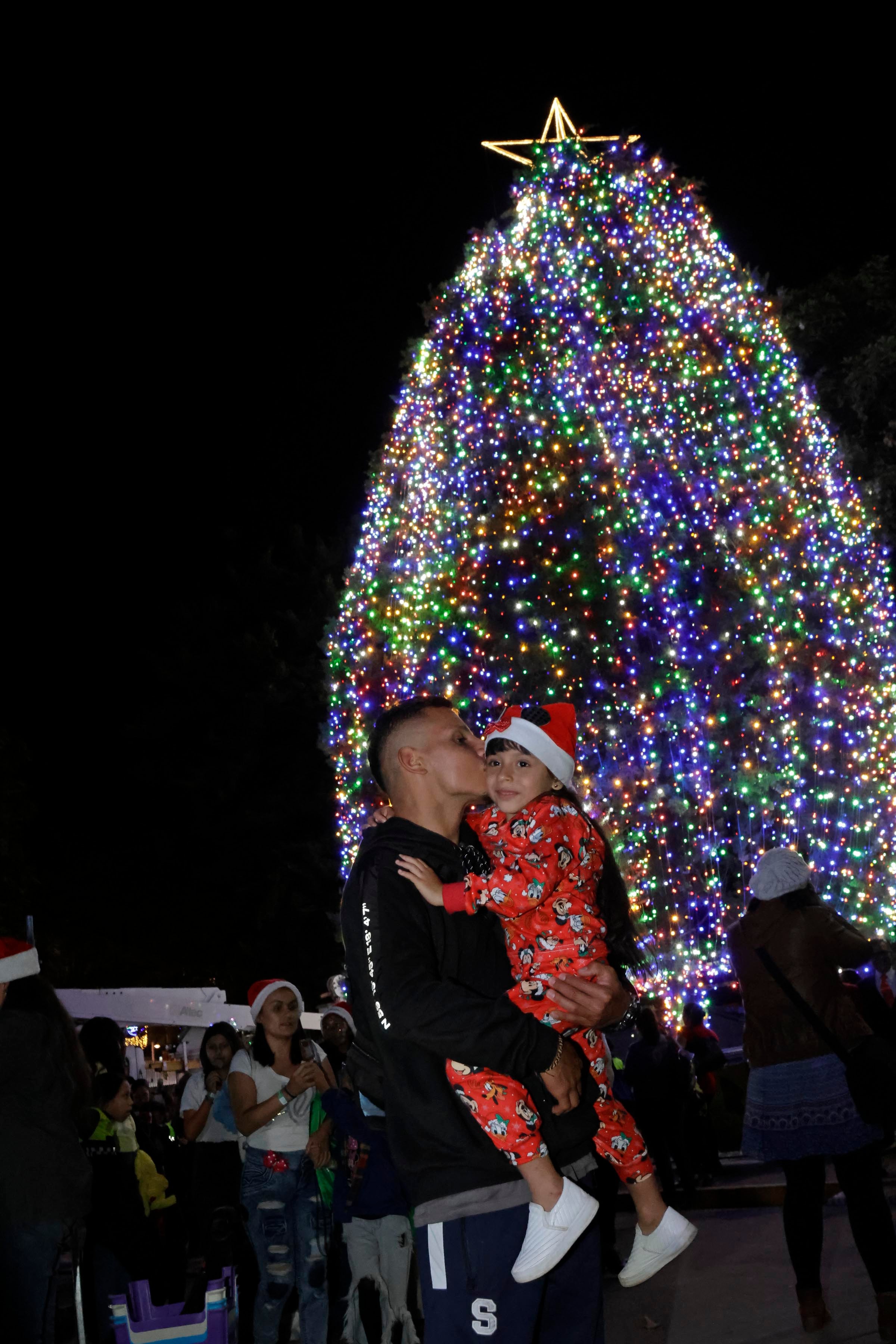 Iluminación Arbol Hospital Nacional de Niños