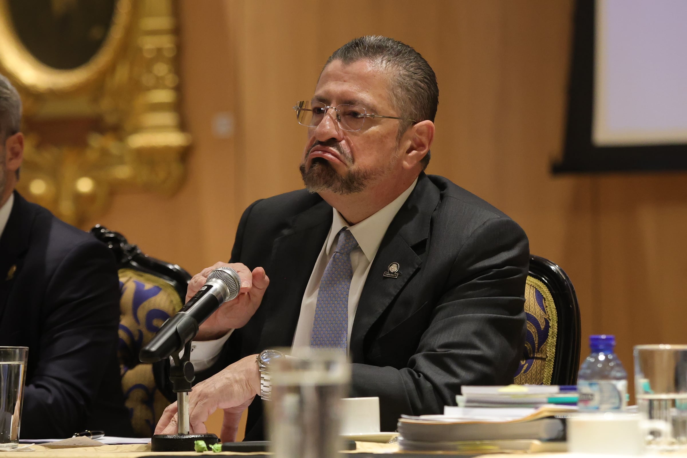 22/08/2025 El presidente de la República, Rodrigo Chaves, comparece hoy en el Salón de Expresidentes y Expresidenta de la República, ante la comisión legislativa especial encargada de determinar si procede abrirle una causa penal en su contra. y ministro de Cultura Jorge Rodríguez. Foto John Durán