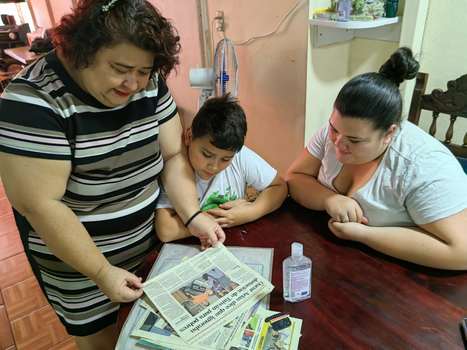 El ministro de vivienda Fernando Zumbado Jiménez con un oso de peluche, tras pasar la noche en un tugurio de Lomas del Río, Pavas, el 29 de mayo del 2007. En la foto, doña Ingrid Ríos Álvarez (izquierda), Johan Andrei Alvarado Morales, hijo de Adriana Alvarado Morales (no está en la foto) y Génesis Morales Ríos.