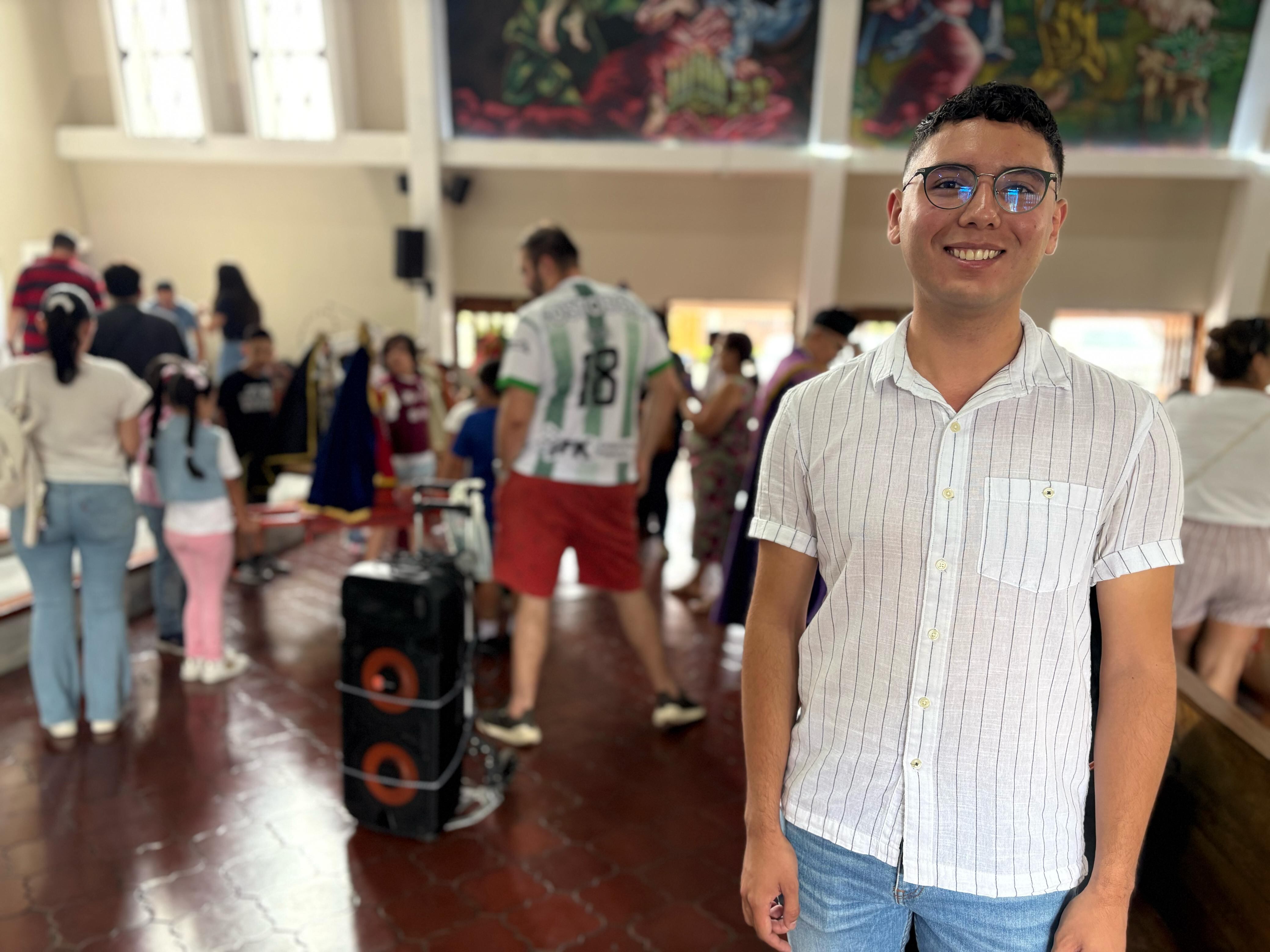 Un “Jesucristico en el sepulcritico”, una “virgencita de los dolorcitos”, un “Nazarenito”, entre otras imágenes pequeñitas, fueron cargadas por niños de la parroquia San Rafael Arcángel de San Rafael Arriba de Desamparados. Rodolfo Zeledón de Aserrí es el dueño de tres de la “imagencitas”: la Dolorosa, el Nazareno y Jesús en el Sepulcro.