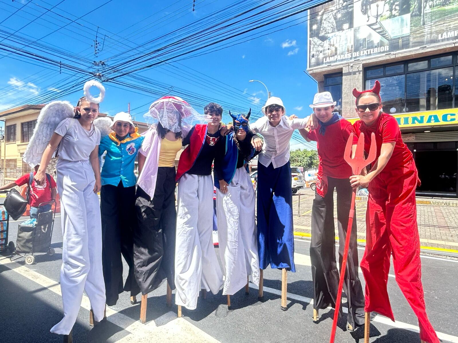 Con entusiasmo y fervor cívico, más de 3900 niños, niñas y jóvenes estudiantes de bandas de 38 instituciones educativas brillan por las calles del cantón alajuelense, durante los tradicionales desfiles del 169° aniversario de la Batalla de Rivas y la gesta heroica de Juan Santamaría. El Conservatorio de Castella se sumó a la celebración del 169° aniversario de la Batalla de Rivas y la Gesta Heroica de 1856. Los estudiantes con sus manifestaciones artísticas hacen memoria de un antes y un después del hecho heroico, valorando su identidad como costarricenses.
300 estudiantes y 50 docentes ofrecieron un espectáculo con teatro, bastoneras, bandas,  folclore, música y zancos.