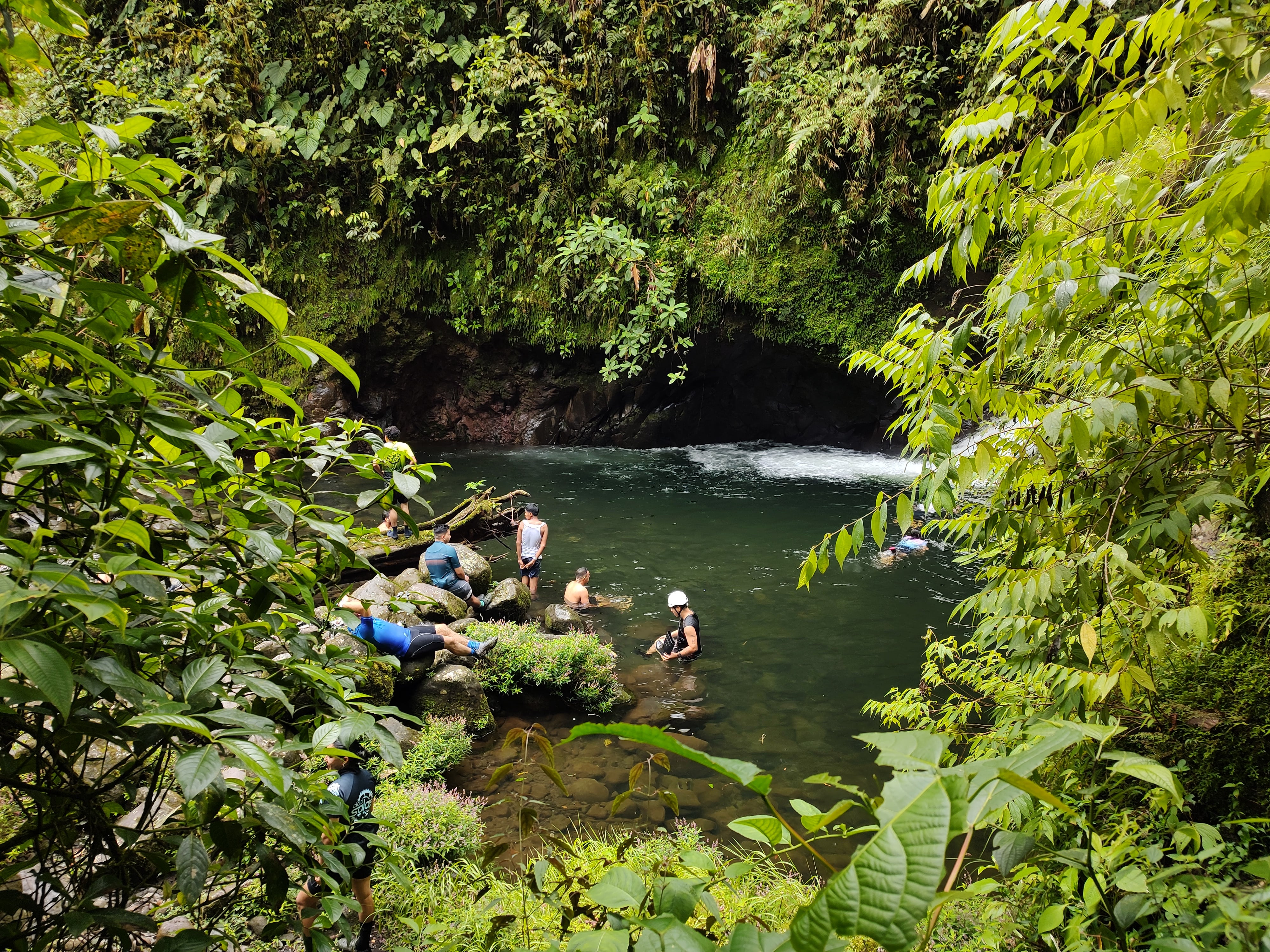 Refrésquese en unas mágicas pozas cerca de San José por solo dos rojitos.