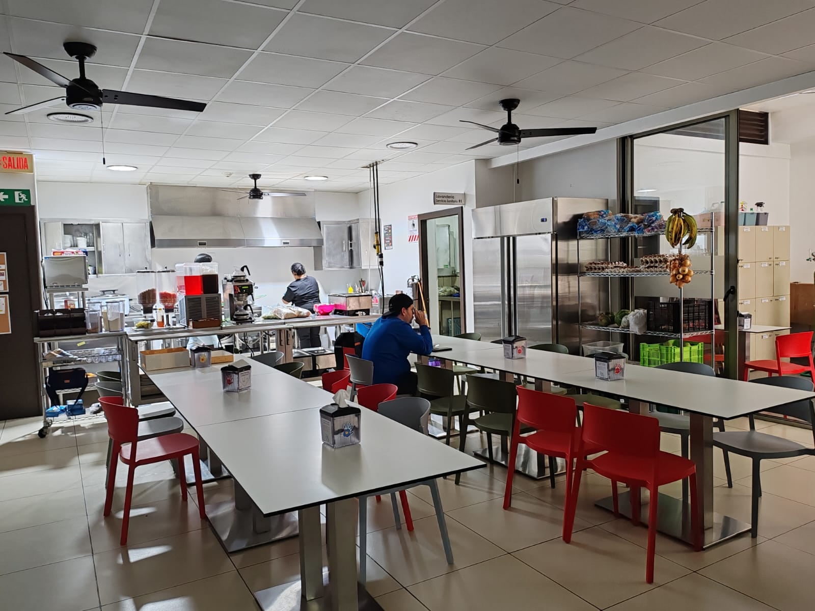 Gran Día, la jornada solidaria de McDonald’s que entrega el 100% de las ventas de Big Mac a ambas entidades, en 2024, logró recaudar 185 millones de colones, para que puedan continuar con el desarrollo de sus proyectos en beneficio de niños, familias y jóvenes en condición de vulnerabilidad.