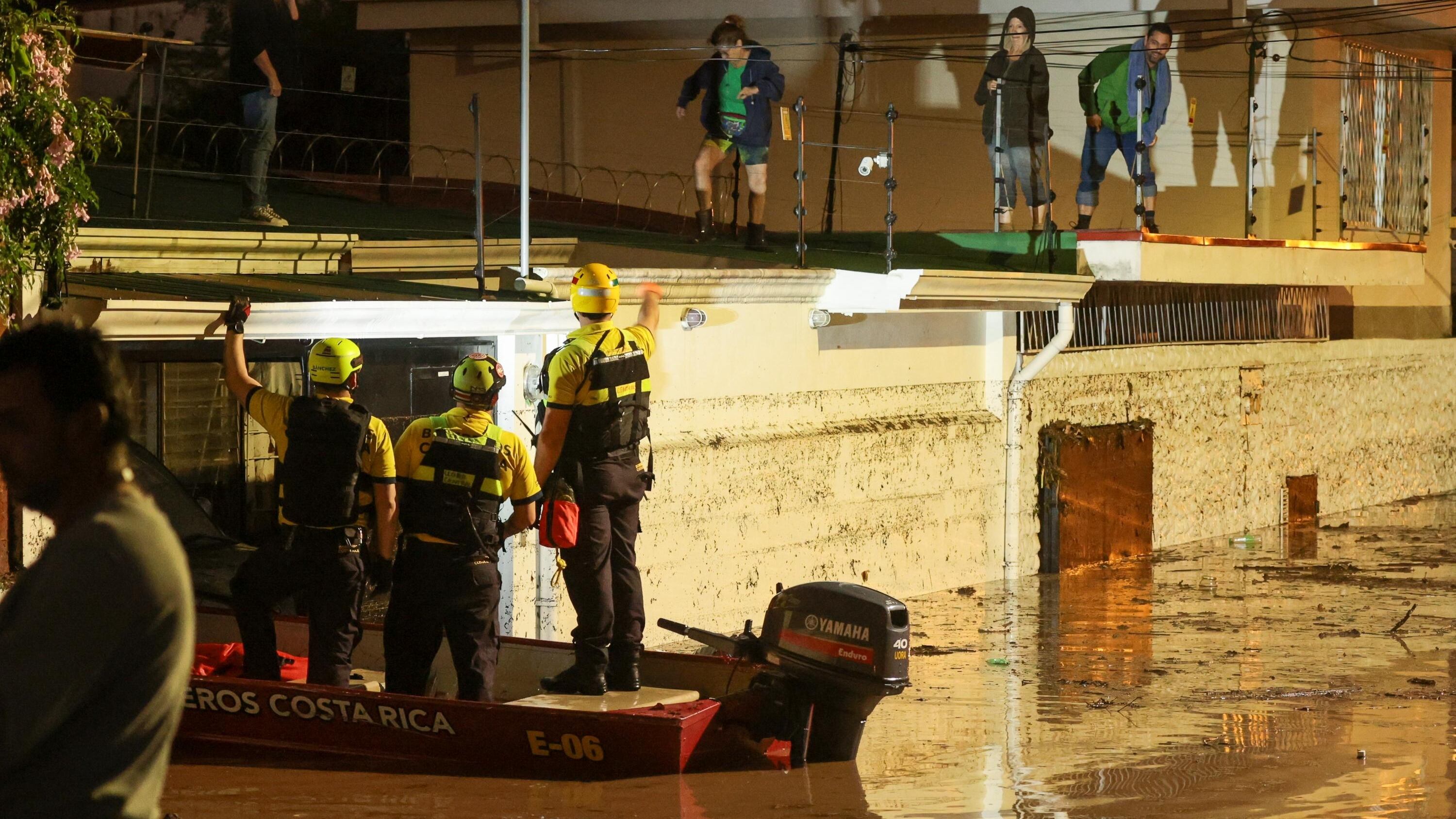 Bomberos intervino la tarde de esta jueves, para rescatar a personas que quedaron atrapadas en sus viviendas, producto de las graves inundaciones que se registraron en barrio Dent.