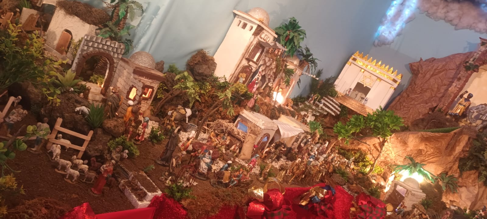 Familia herediana hizo un hermoso portal con 315 figuras