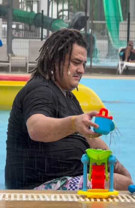 En uno de los videos se ve a Choché muy triste por la lluvia que se les vino.