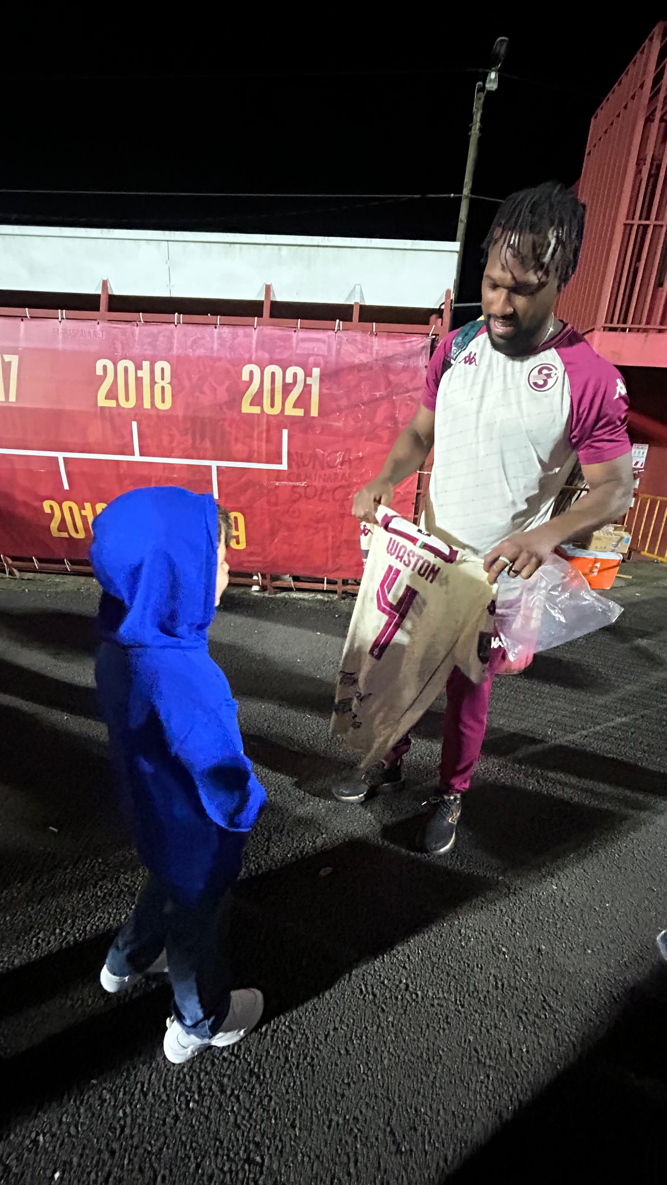 Daniel Alfaro, un niño saprissista cumplió el sueño de compartir con Kendall Waston.