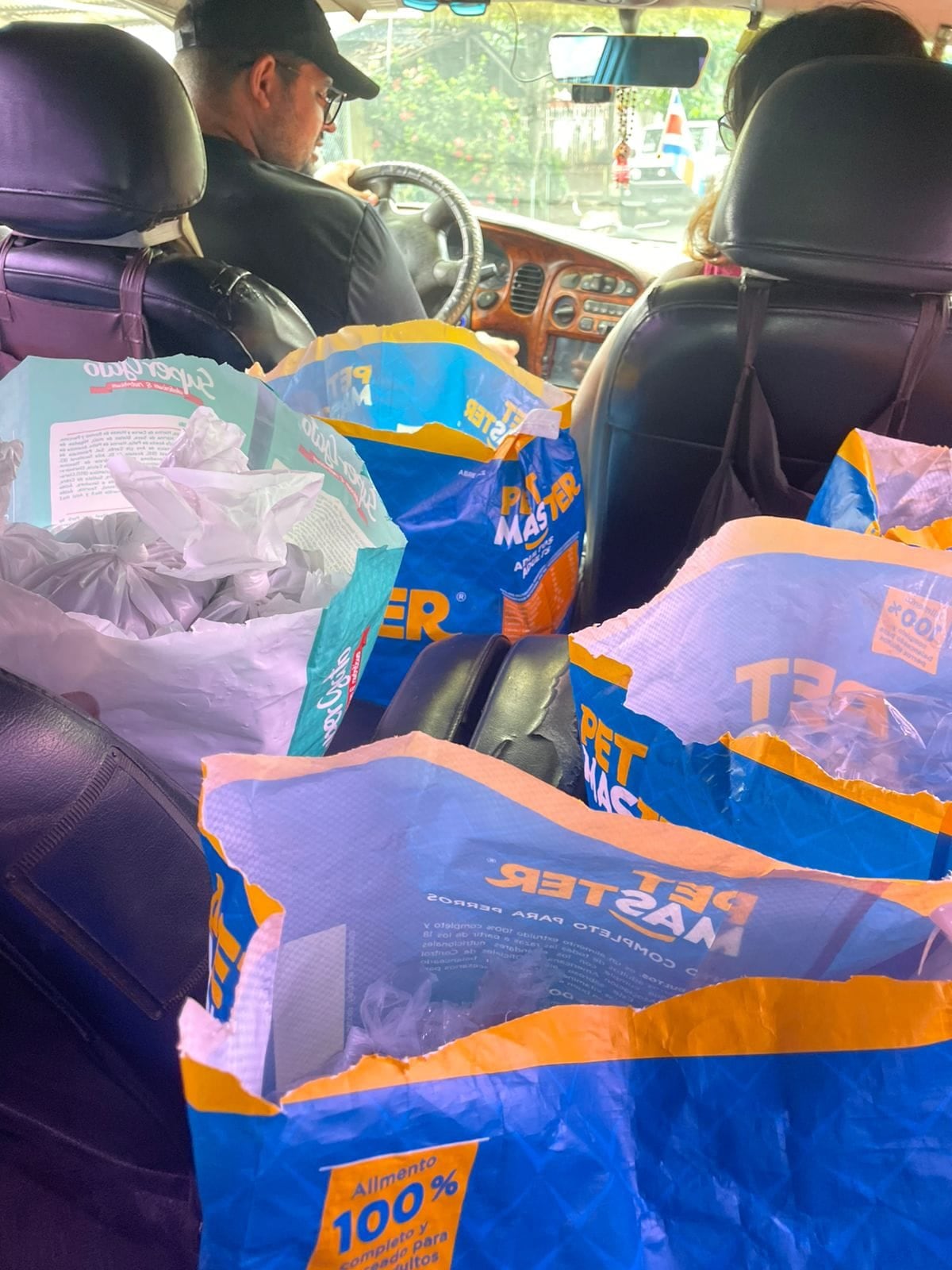 Nos topamos con doña María Calvo Valverde junto con varios voluntarios, quienes viven en el distrito de Filadelfia, en el cantón de Carillo en Guanacaste y ella nos contó que a pesar de que en su negocio sufrió inundaciones, eso no la detuvo para irse a buscar perritos y gaticos a los cuales alimentar