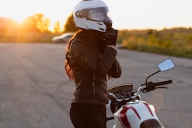 El truco para limpiar el casco de la moto por dentro y quitar el mal olor