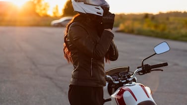 El truco para limpiar el casco de la moto por dentro y quitar el mal olor