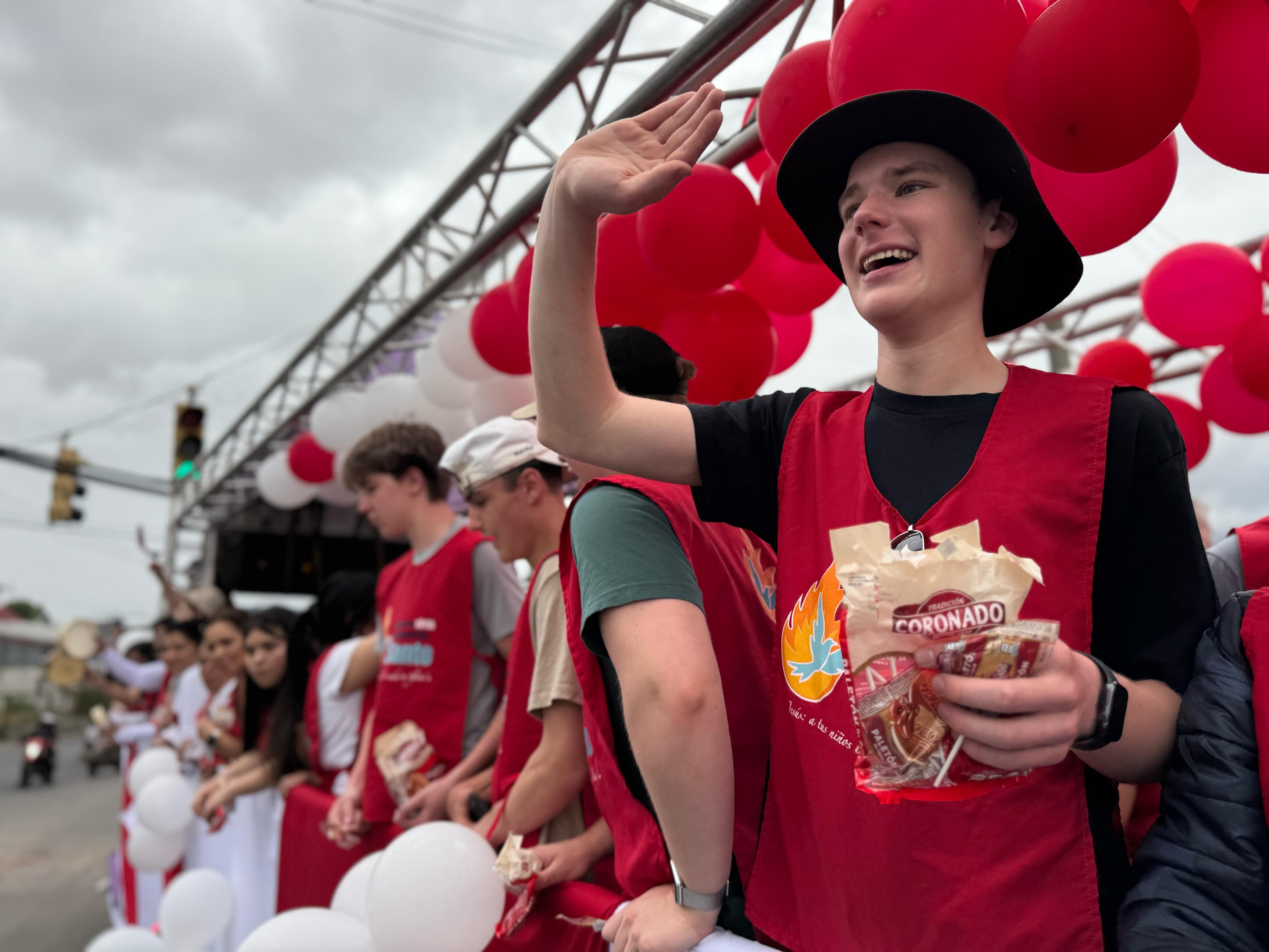 El padre Sergio Valverde hizo la tradicional caravana de Resurrección “El Vive”.