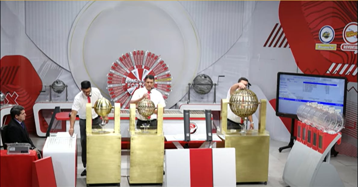 Las tres tómbolas del sorteo de la lotería nacional.