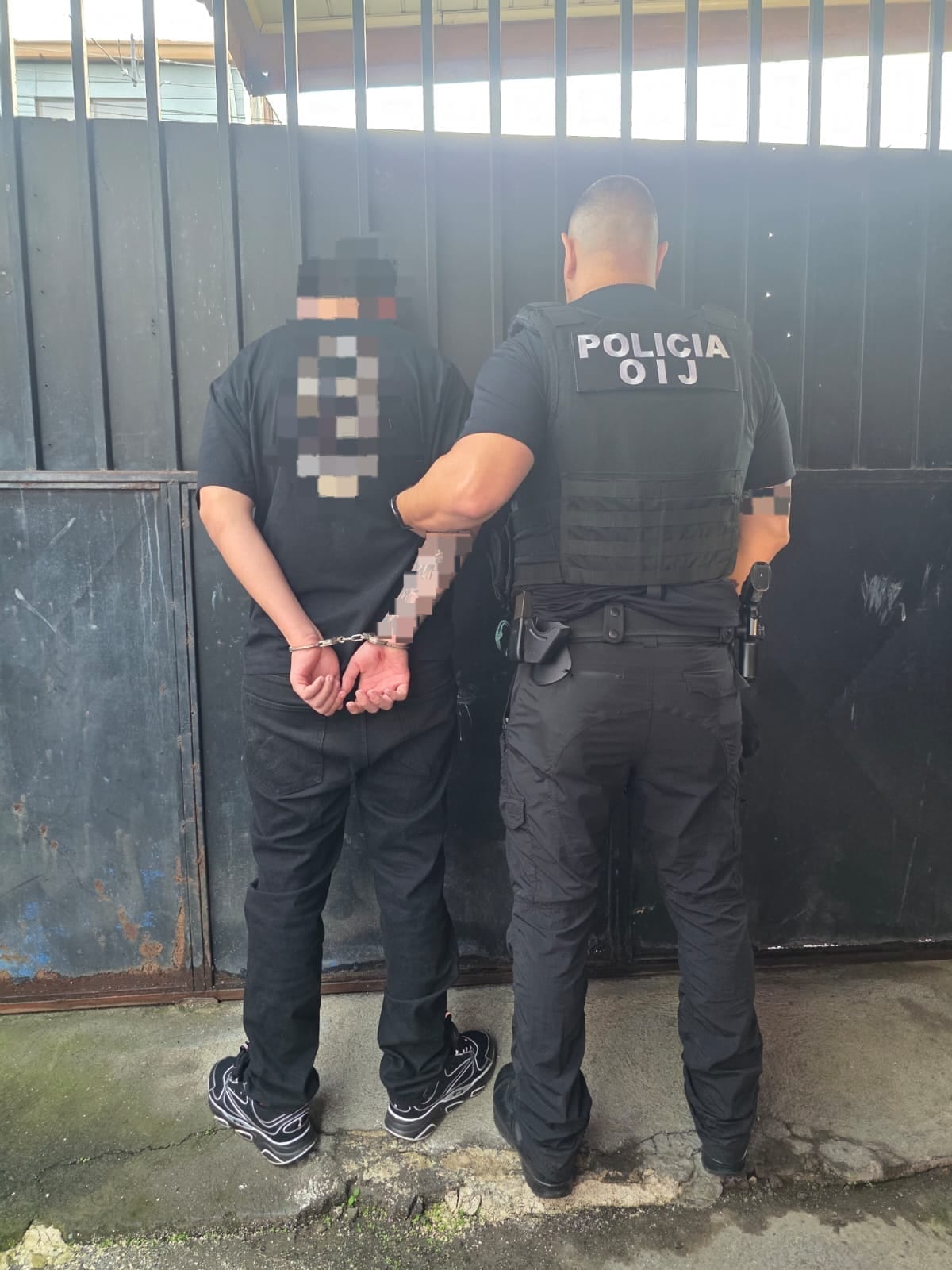 El OIJ detuvo a un adolescente de 15 años durante un allanamiento en El Roble de Alajuela.
