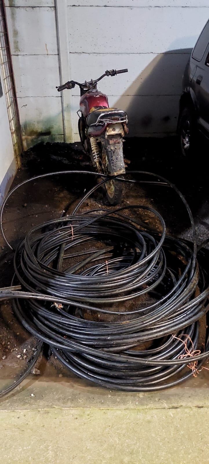 Andar con una moto sin placas llevó a la Fuerza Pública a dar con un supuesto ladrón de cable telefónico de apellido Madrigal, en Sarapiquí. Foto:MSP