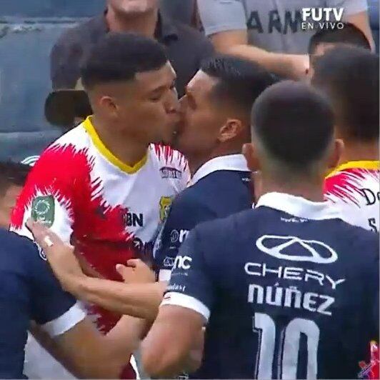 Getsel Montes le dio un beso a Randall Cordero, jugador del Cartaginés.