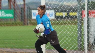 Sharon Corrales, guapa portera nacional, mostró que practica uno de los deportes más rudos que hay