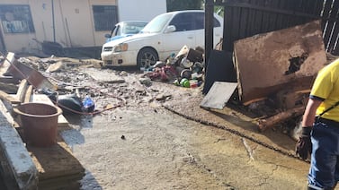 Bomberos de Cartago mostraron sus grandes corazones al ayudar a adultos mayores que lo perdieron todo