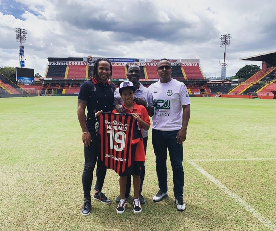 Jonathan McDonald se tomó una fotografía este martes con su papá don Jasper y sus hermanos Yherland y Maikell, en el Estadio Alejandro Morera Soto. Fotografía: Instagram Jonathan McDonald
