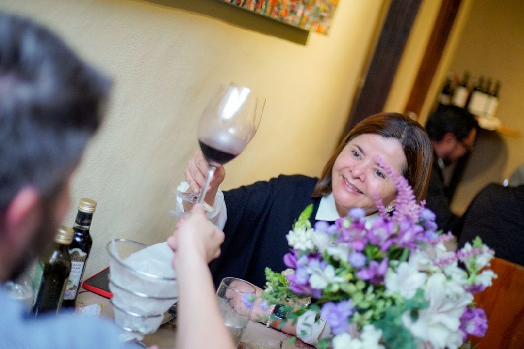 La doctora María Luisa Ávila es amante de un buen vino y en Bacchus puede disfrutarlo con su familia y amigos. Instagram.