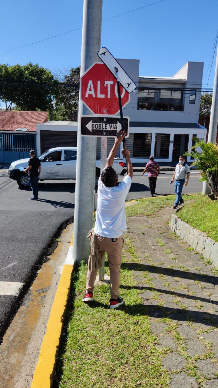 Personas que viven en la indigencia y que asisten a un dormitorio temporal, en el cantón de Goicoechea, están marcando la diferencia al ponerse a limpiar el parque y las calles de su comunidad.