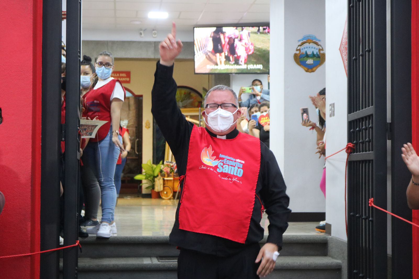 A eso de las 5:15 de la tarde del jueves 8 de setiembre el padre Sergio Valverde llegó al edificio central de la Asociación Obras del Espíritu Santo. Se bajó de un carro y pegó tremendos brincos de felicidad porque le dieron la salida después de dos días internado con covid-19