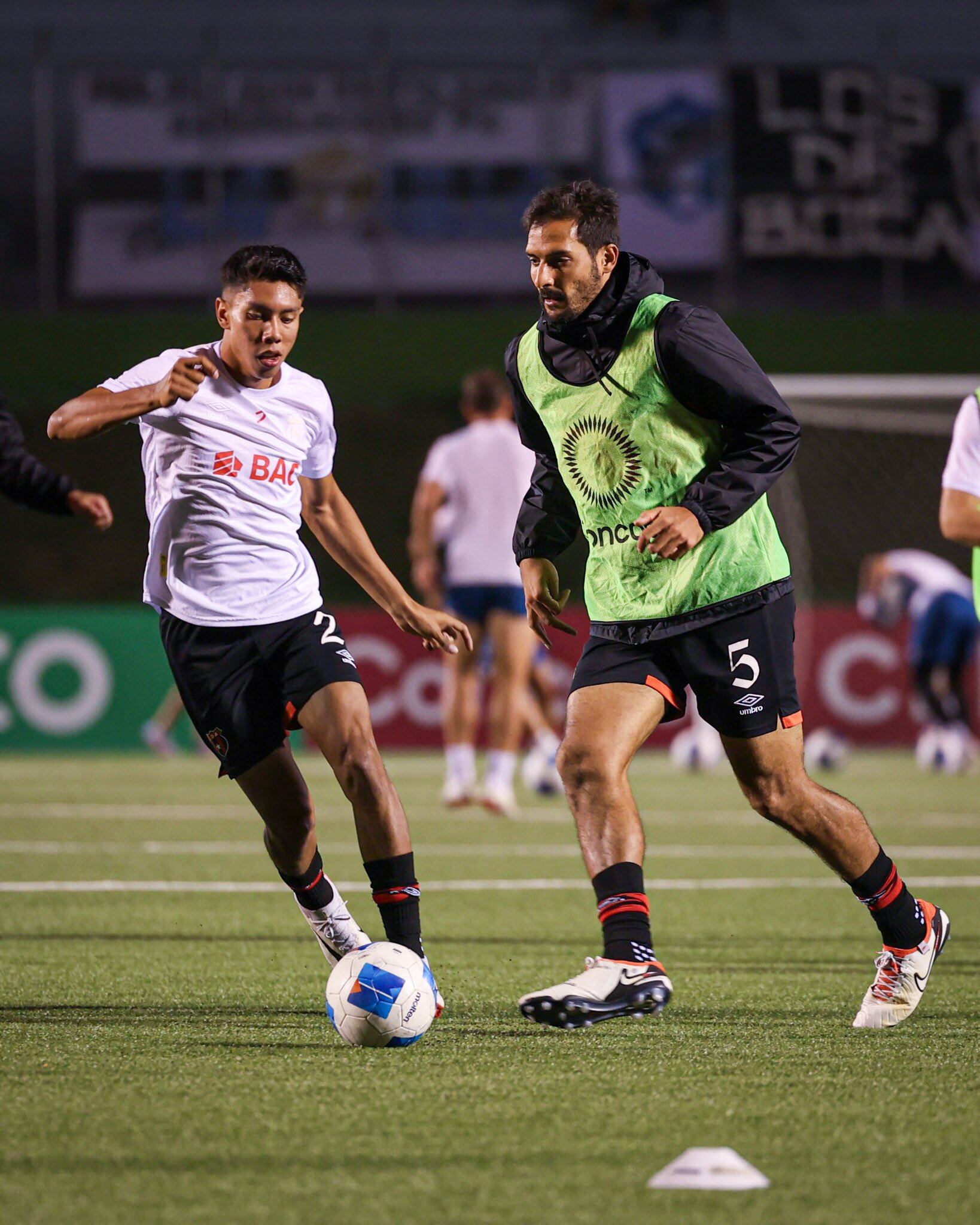 Carlos Martínez y Celso Borges son titulares en el partido entre Comunicaciones y Liga Deportiva Alajuelense.