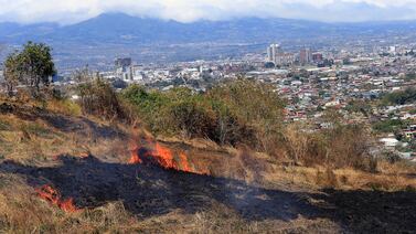 Protéjase bien de las cenizas del volcán Poás y el humo de las quemas de charrales