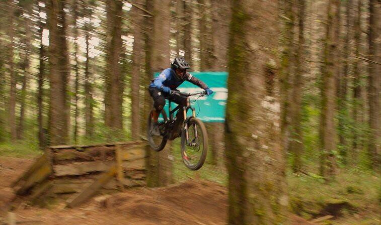 El parque de aventuras se ubica 3 kilómetros al norte de la Iglesia Católica en San José de la Montaña, Heredia.