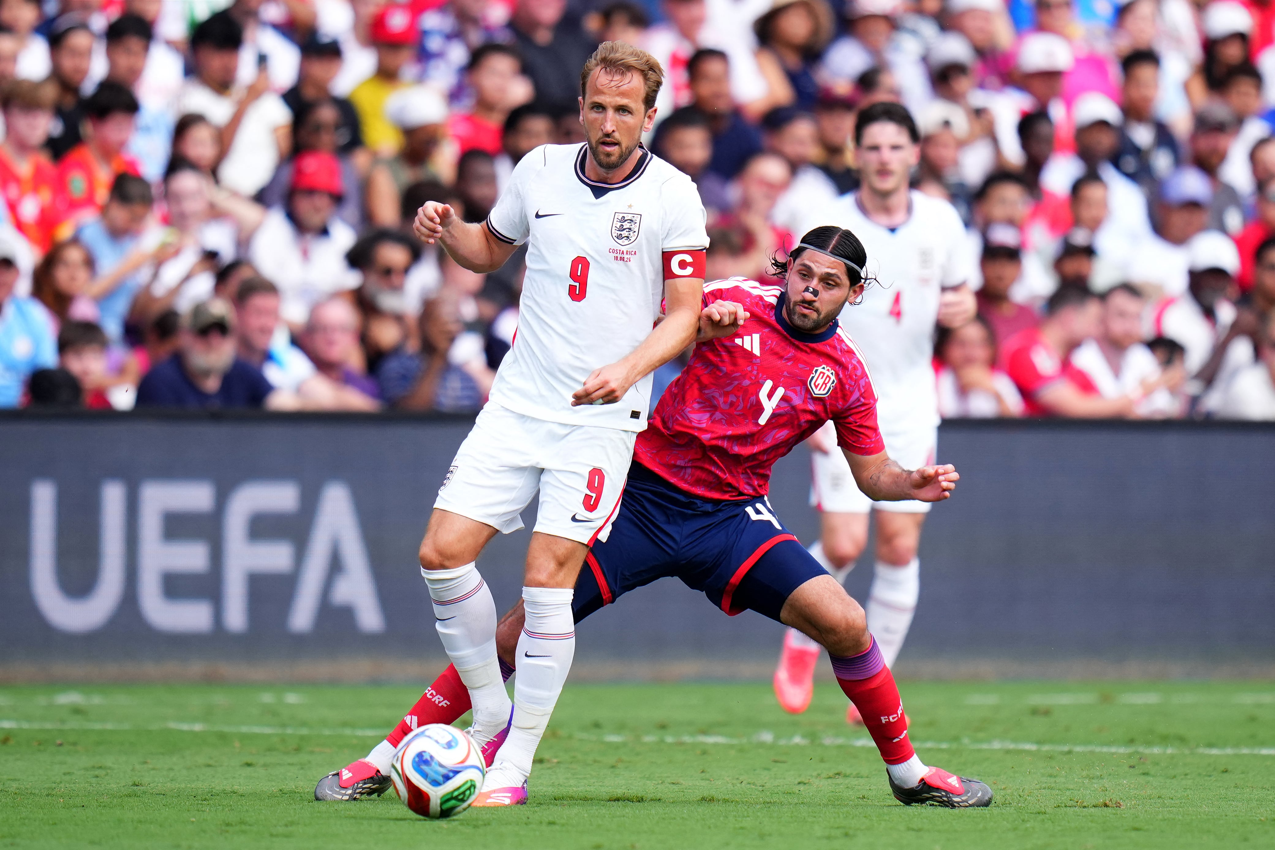 Aarón Salazar reconoce que jugar contra Inglaterra evidenció muchas carencias de la Selección. Foto: AFP.