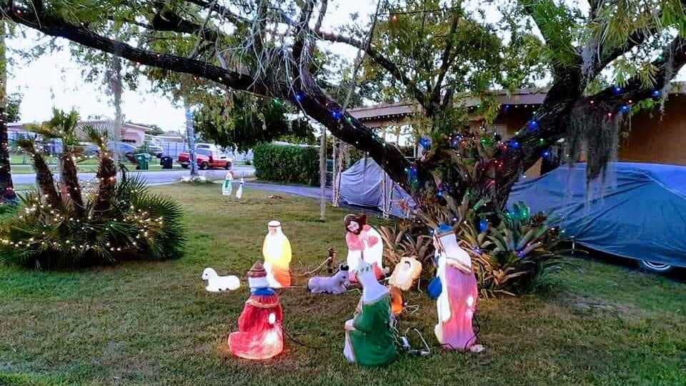 Amor y pasión por la Navidad se convirtieron en un escape para joven con autismo.