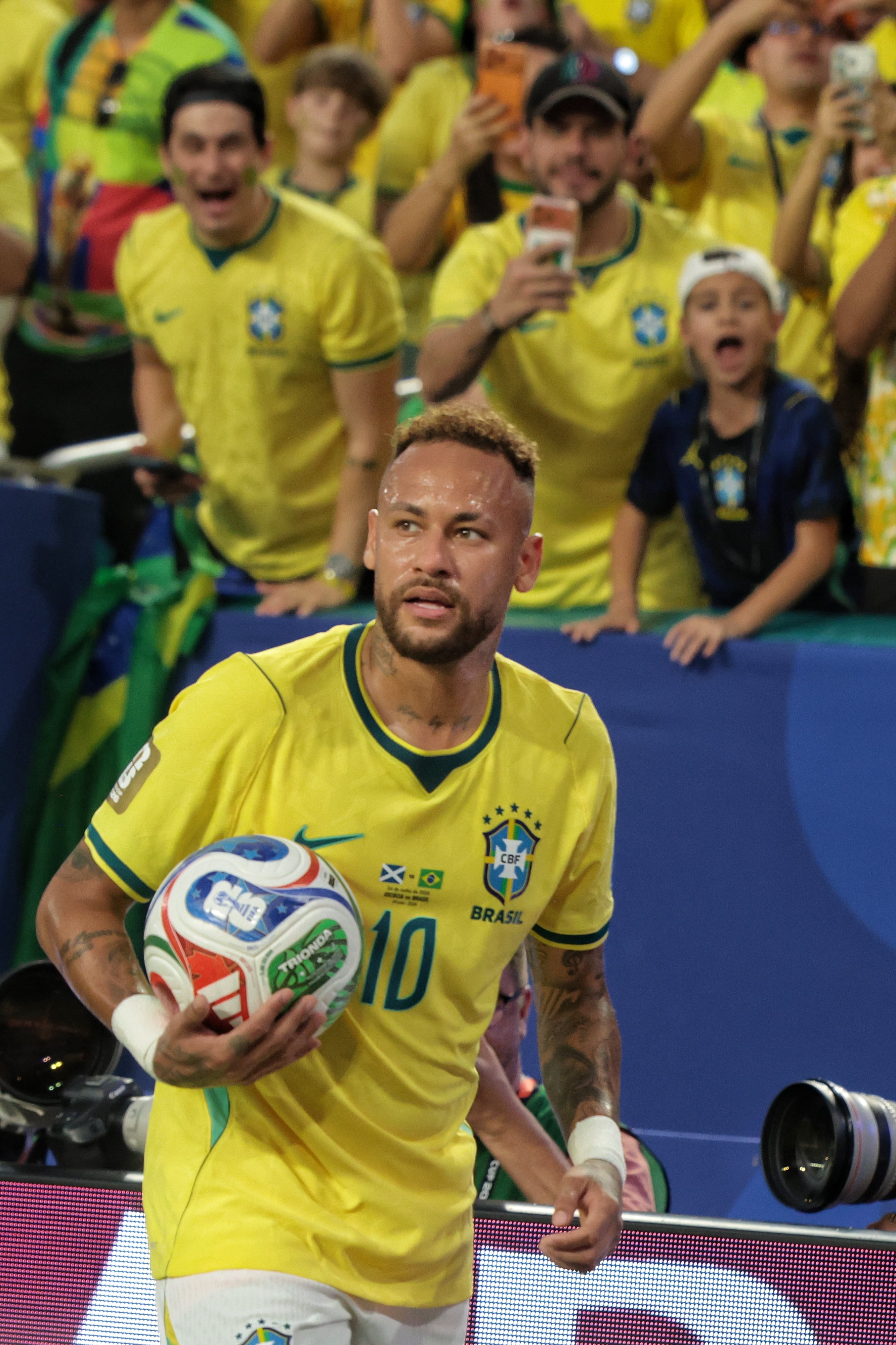 El fotógrafo de La Teja John Durán viajó a la Copa Mundial 2026 para fotografiar partidos, pero terminó encontrando abrazos, lágrimas, rituales, banderas y momentos que también hacen grande la fiesta del fútbol.