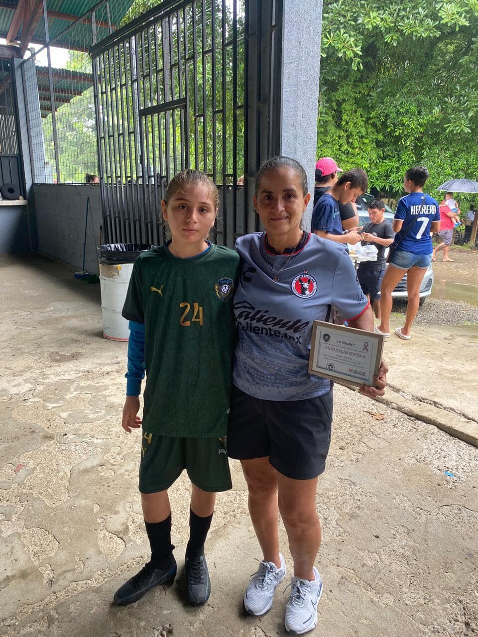 Melissa Herrera, donación, certificado, escuela de fútbol bahía de osa