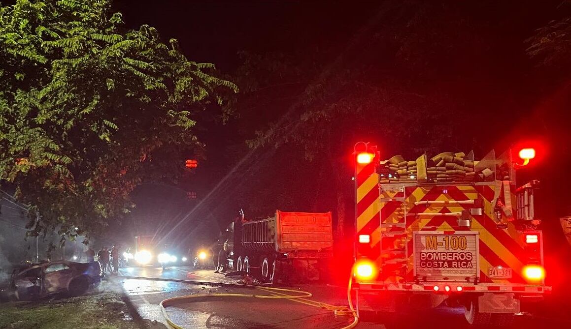 Hombre muere quemado dentro de carro tras choque en Nicoya. Foto Guana Noticias.