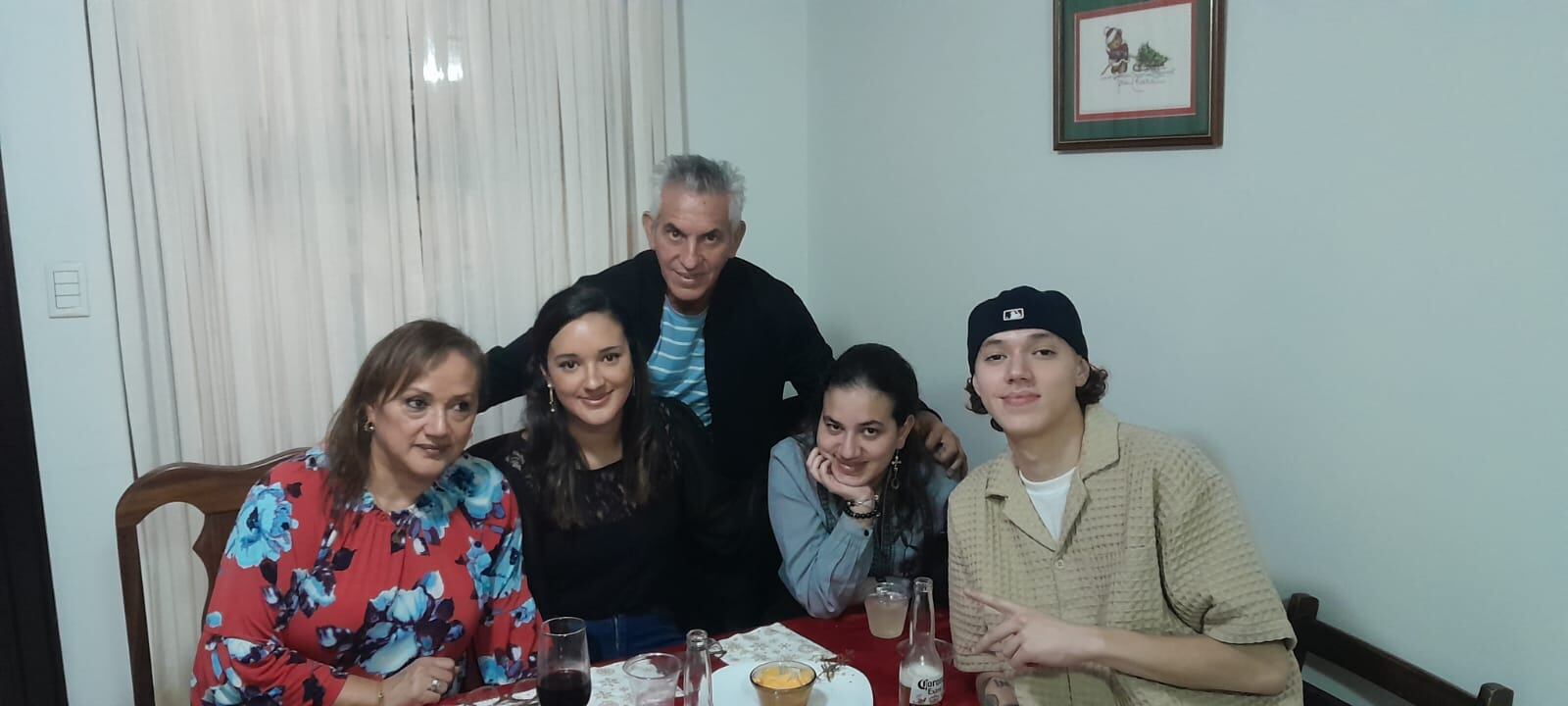 Jorge Jiménez jugó con Saprissa y Cartaginés en los años 80 y afirmó a cuál equipo le va, para el partido de este sábado. Cortesía.