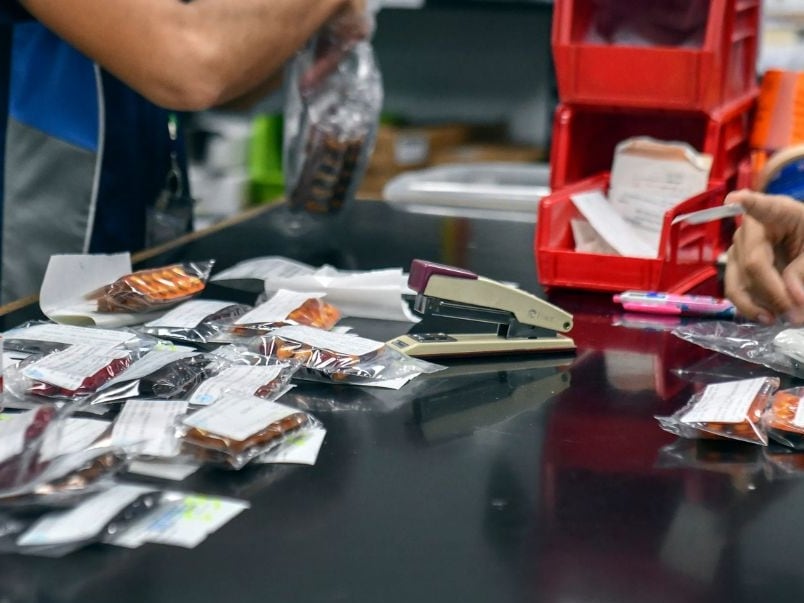 En la imagen un ebais y el empaquetado de medicamentos