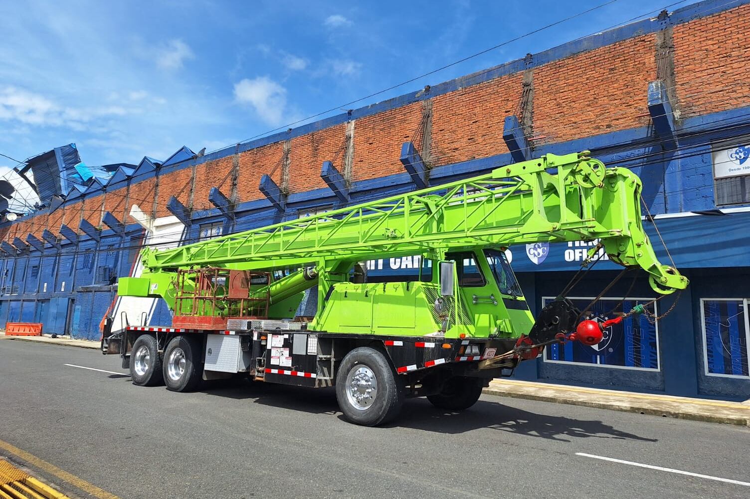 Cartaginés contrató una grúa para retirar los escombros que quedaron, luego de que se desprendiera el techo del Fello Meza por los vientos y las lluvias que cayeron el sábado anterior.