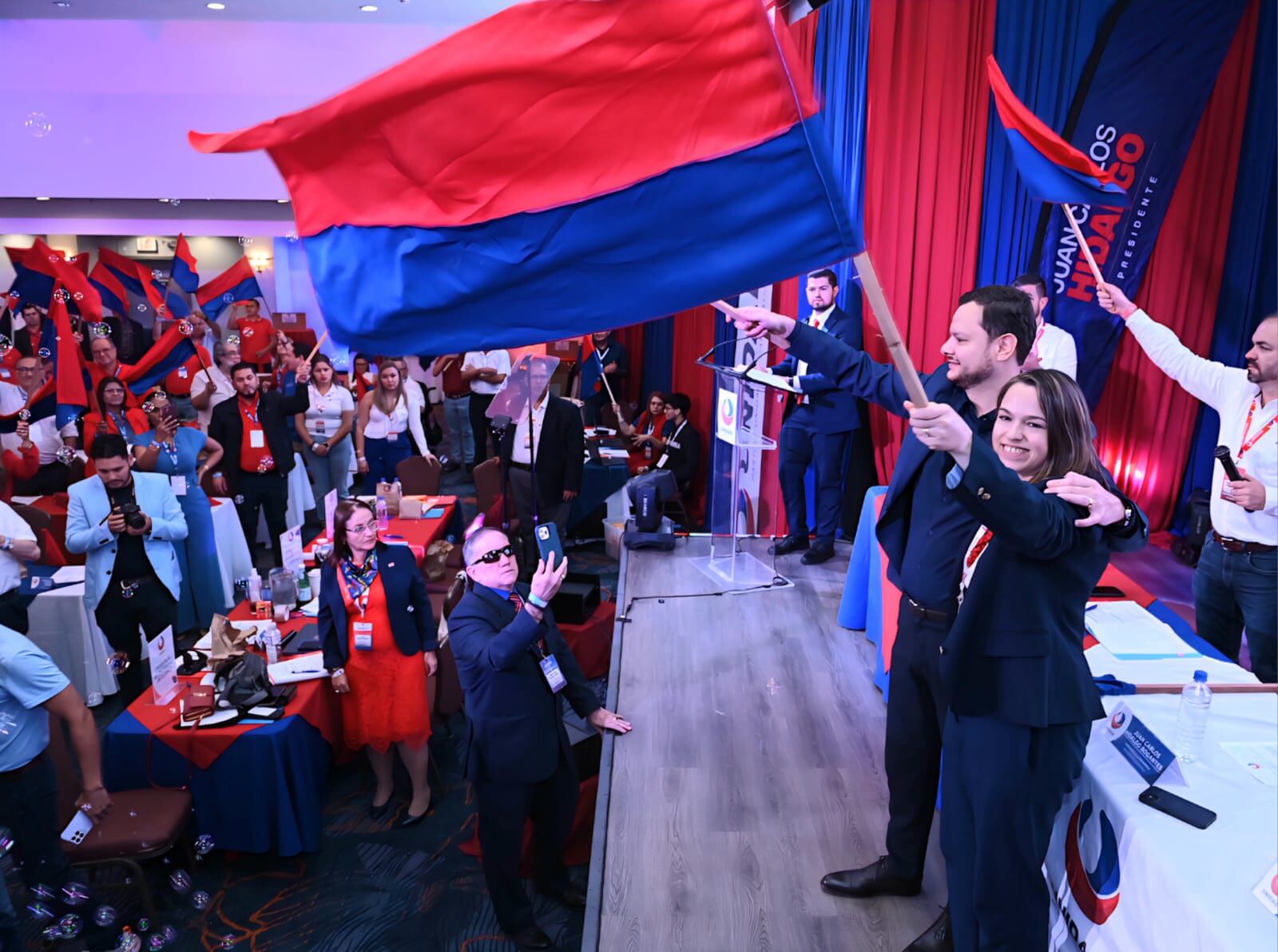 La Asamblea Nacional del PUSC vitoreó a Juan Carlos Hidalgo tras ser ratificado candidato presidencial socialcristiano.