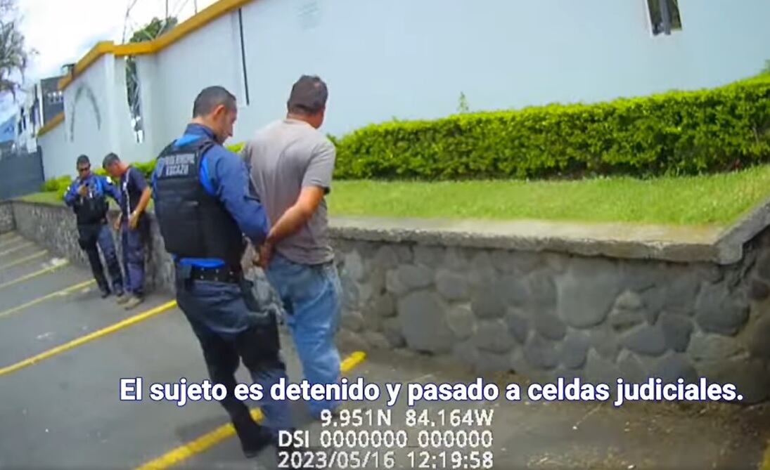 Gruero detenido como sospechoso de encañonar a mujer. Foto Policía Municipal Escazú.