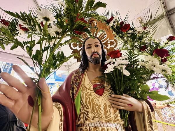 Don José Antonio Gutiérrez Leiva es un tramero de cuarta generación del Mercado Central de San José y fue él quien nos dijo: “Venga, acérquese, quédesele viendo a la imagen del Sagrado Corazón de Jesús, no deje de verla porque ahorita ella lo vuelve a ver a usted”.