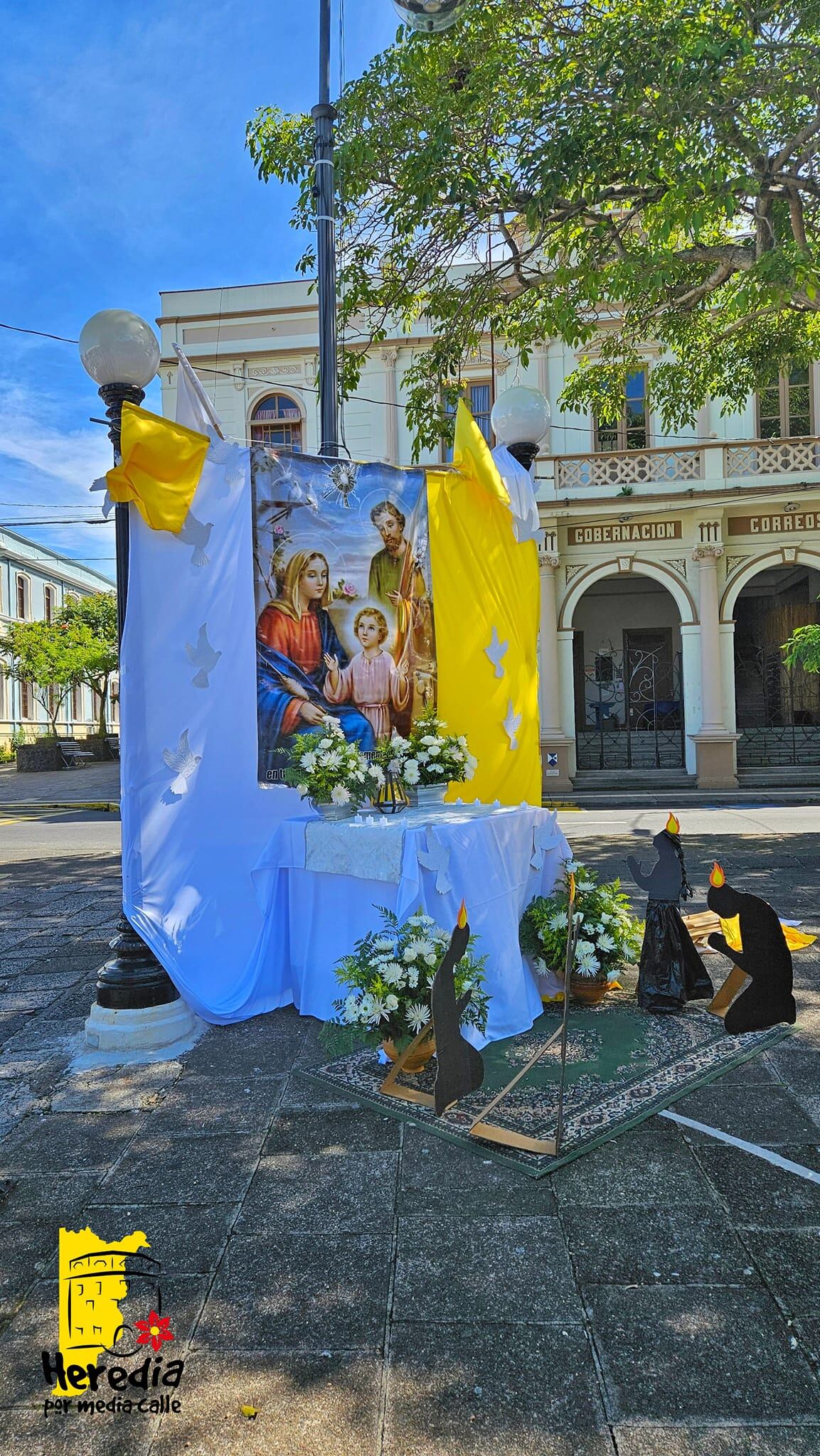 Este es uno de los altares que se hizo en las afueras de la Parroquia Inmaculada Concepción, en Heredia.